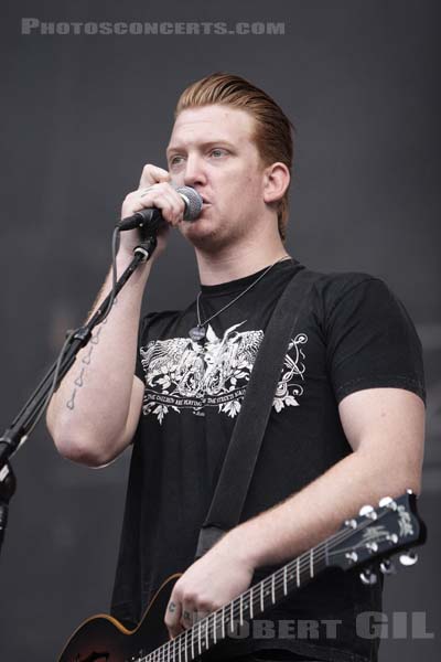 QUEENS OF THE STONE AGE - 2005-08-25 - SAINT CLOUD - Domaine National - Grande Scene - Joshua Michael Homme III